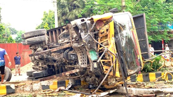 রাজশাহীর পবায় নিয়ন্ত্রণ হারিয়ে আইল্যান্ডে উল্টে গেল বালুবোঝাই ট্রাক, আহত ২
