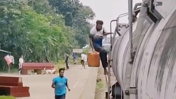 হরিয়ান স্টেশনে চলন্ত ট্রেনে তেল চুরি, ভিডিও ভাইরাল