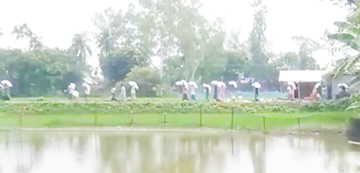 ভূরুঙ্গামারীতে ডিলারের গুদাম ভেঙে ১৯৭ বস্তা ইউরিয়া সার নিয়ে গেলেন কৃষকেরা