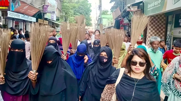 রুমিন ফারহানার বক্তব্যের প্রতিবাদে বিএনপির ঝাড়ু মিছিল