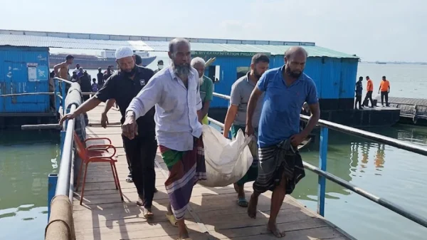মেঘনায় ট্রলারডুবি: একই পরিবারের তিনজনের মরদেহ উদ্ধার