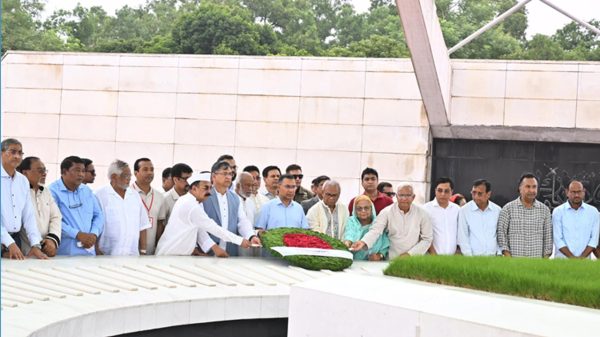 বিএনপির প্রতিষ্ঠাবার্ষিকীতে বাবা-মায়ের কবরে প্রধানমন্ত্রীর শ্রদ্ধা