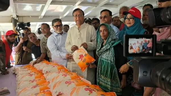 বর্জ্য দিলেই মিলবে নিত্যপণ্য, সোয়ারীঘাটে ভাসমান বাজার